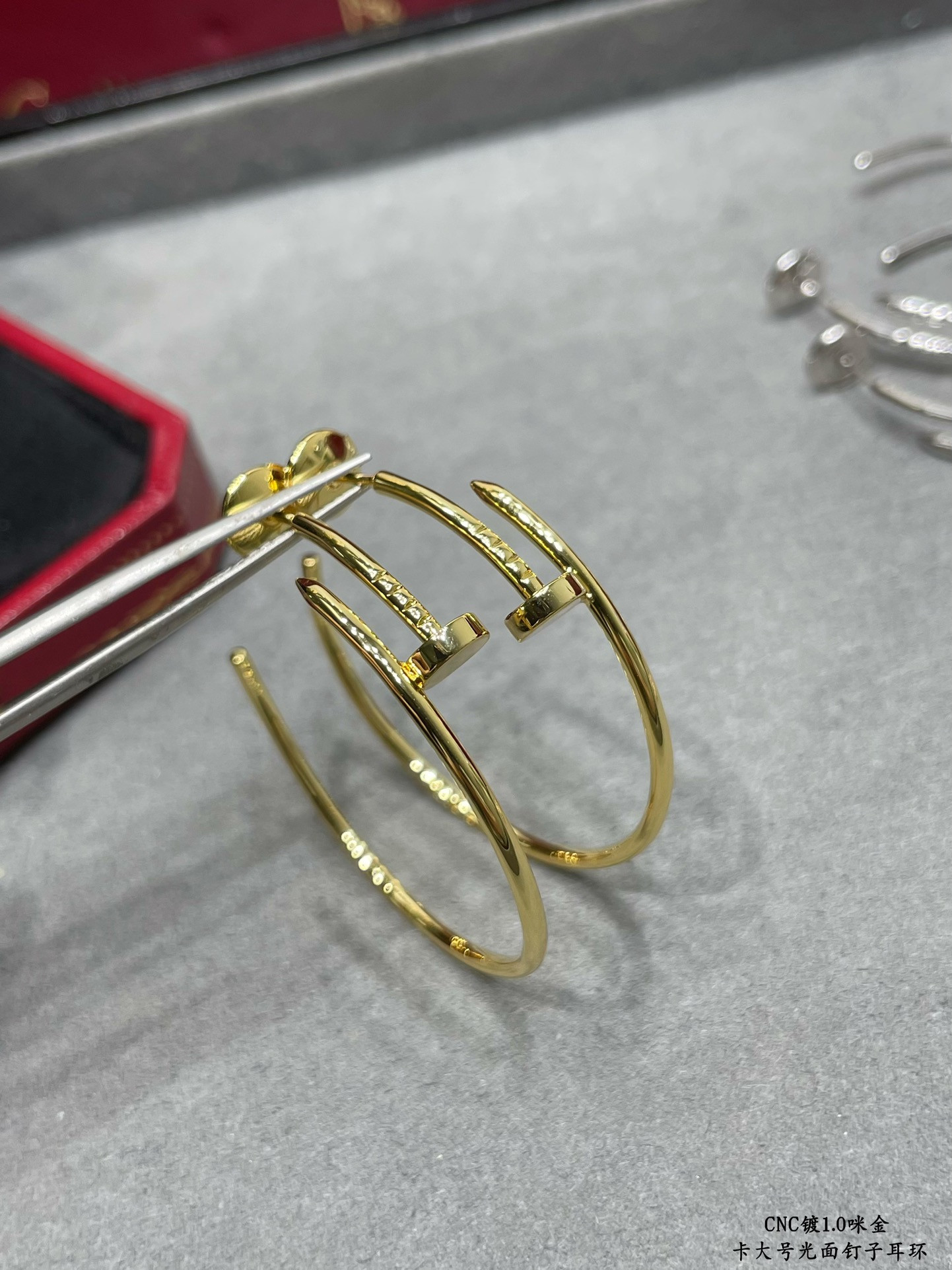 Ca*t*er large size smooth nail earrings