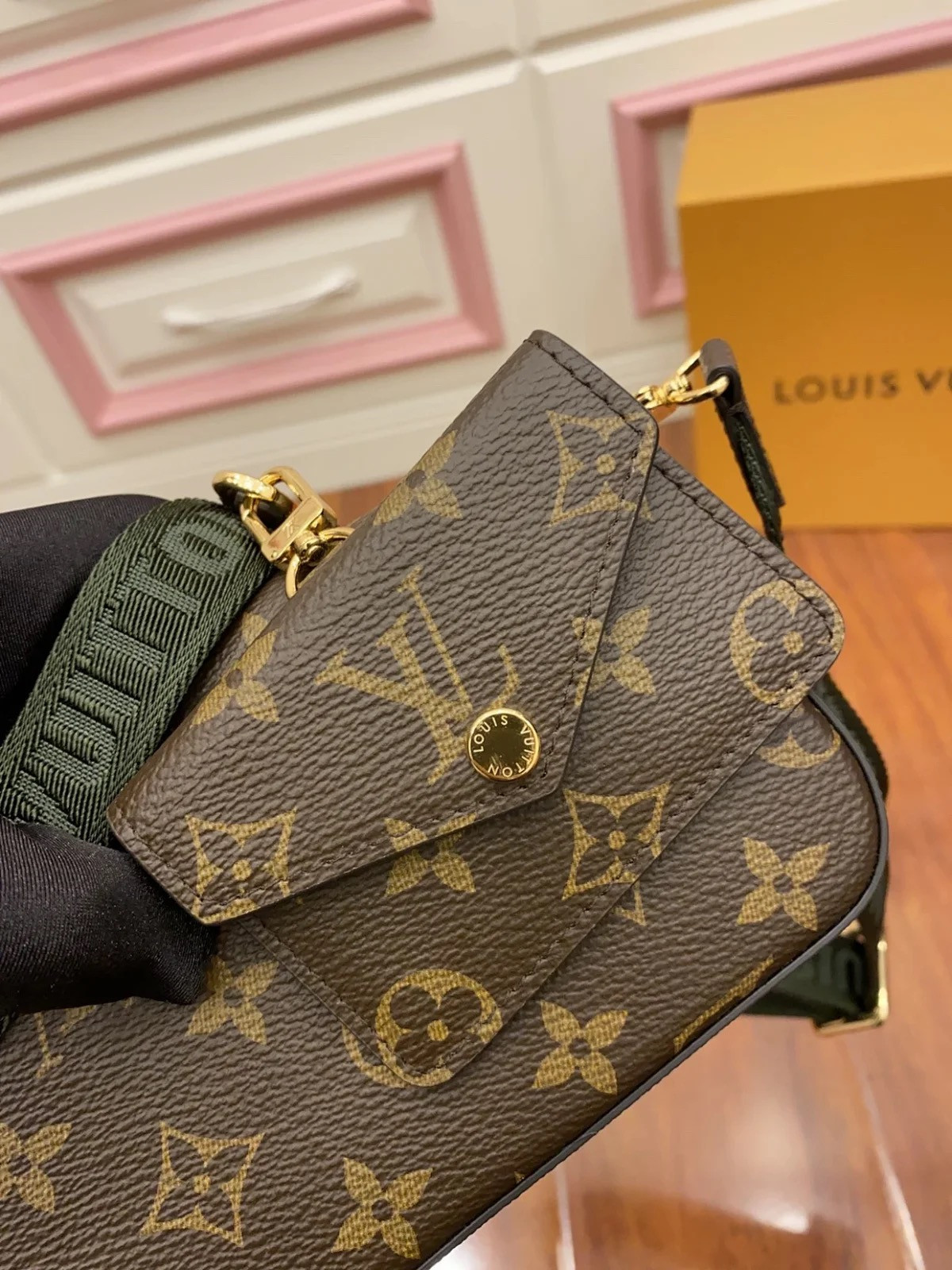 LV FELICIE STRAP & GO M80091