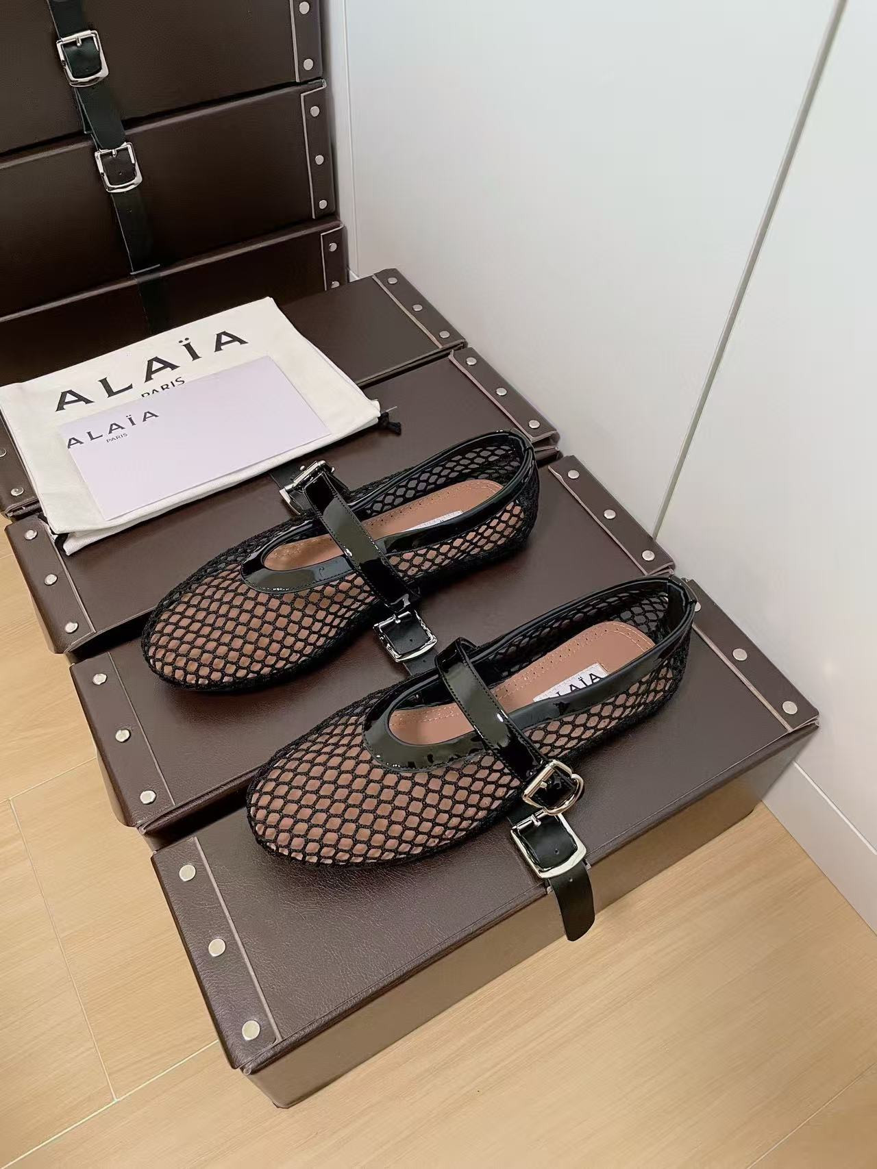 UA ALAÏA BALLET FLATS IN FISHNET
