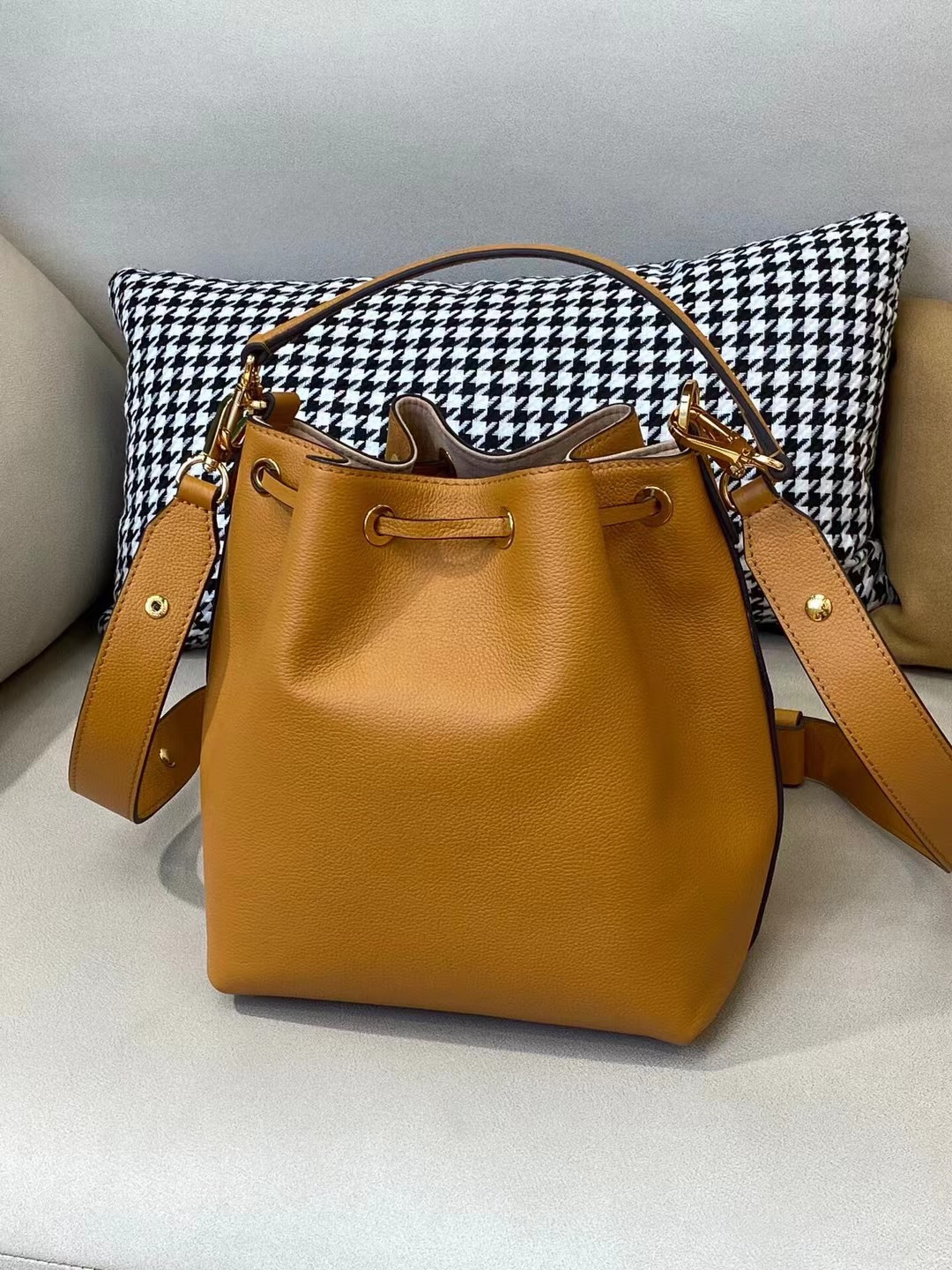 LV LOCKME BUCKET M57689