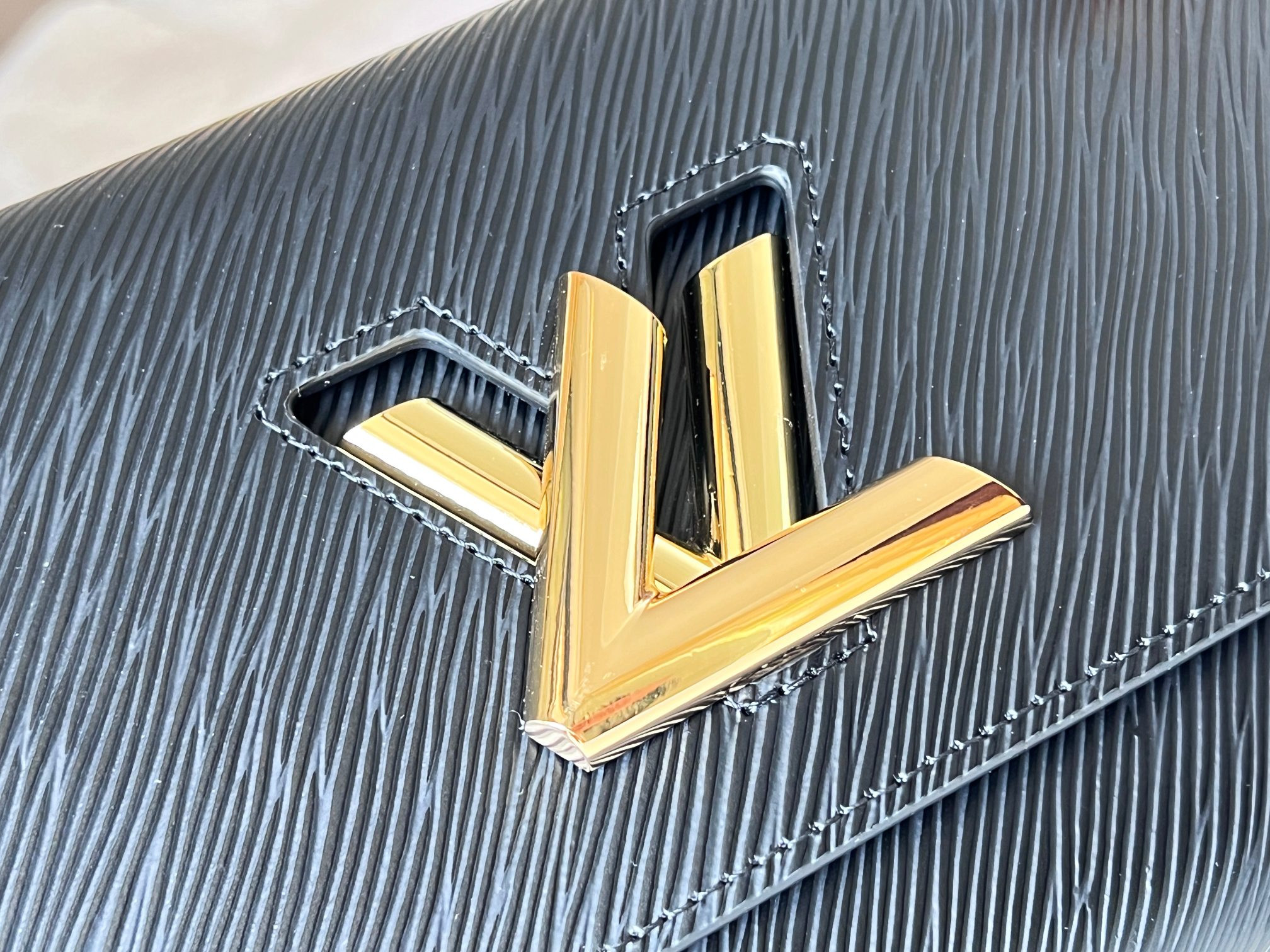 l0*is V*t0n m21113 twist mm 9.1 x 6.7 x 3.7 inches