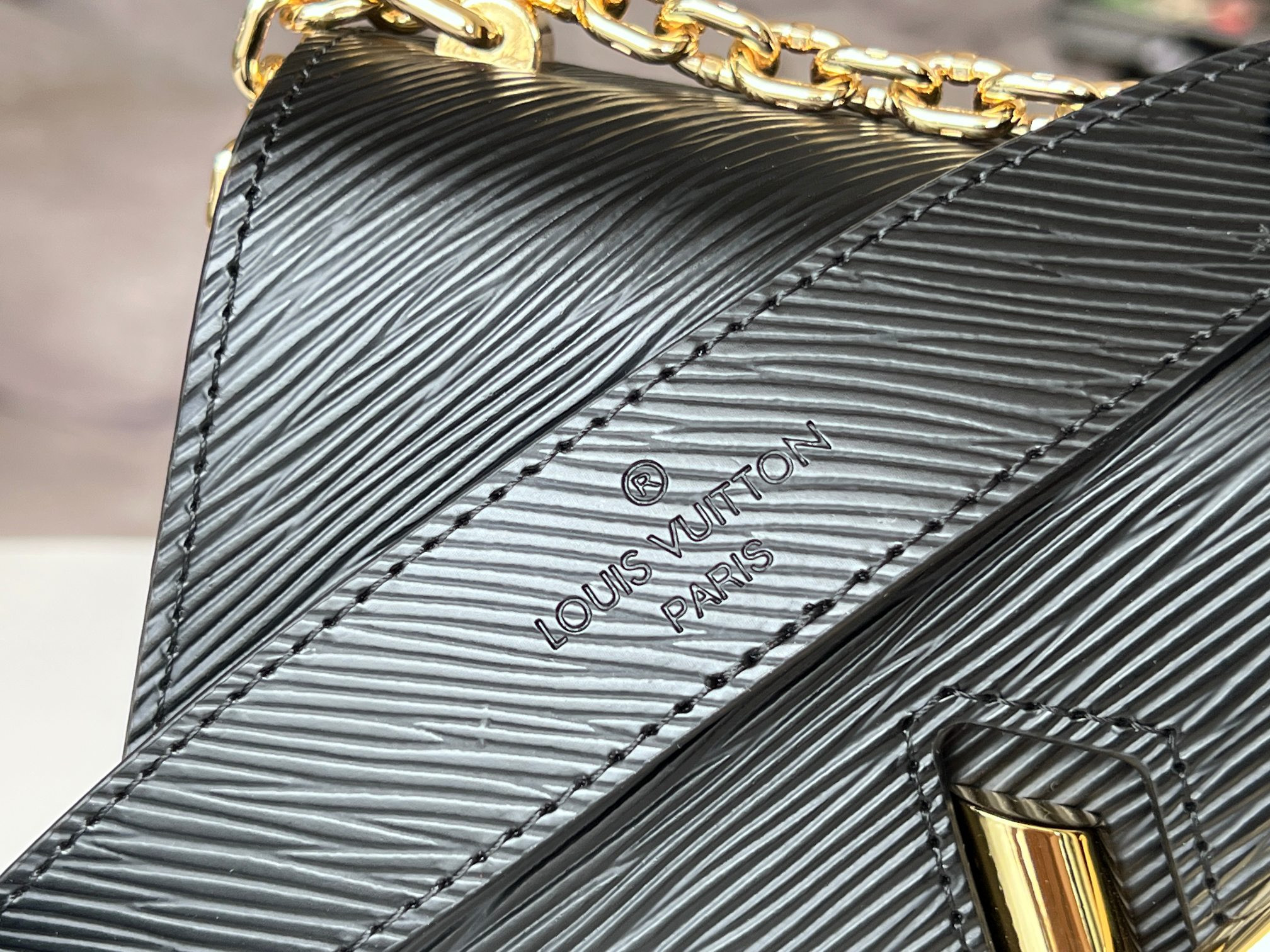 l0*is V*t0n m21113 twist mm 9.1 x 6.7 x 3.7 inches