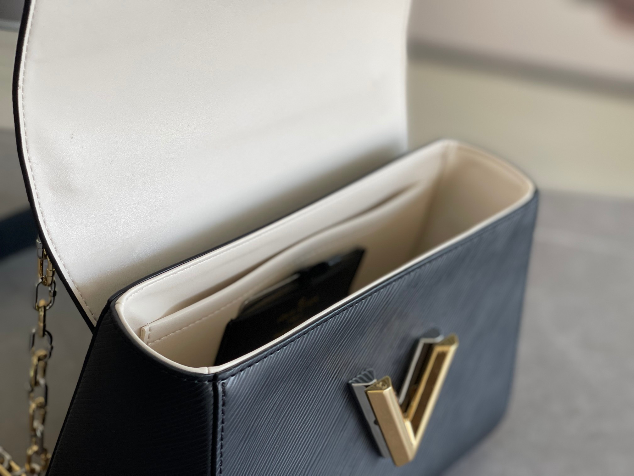 l0*is V*t0n m21025 twist mm 9.1 x 6.7 x 3.7 inches