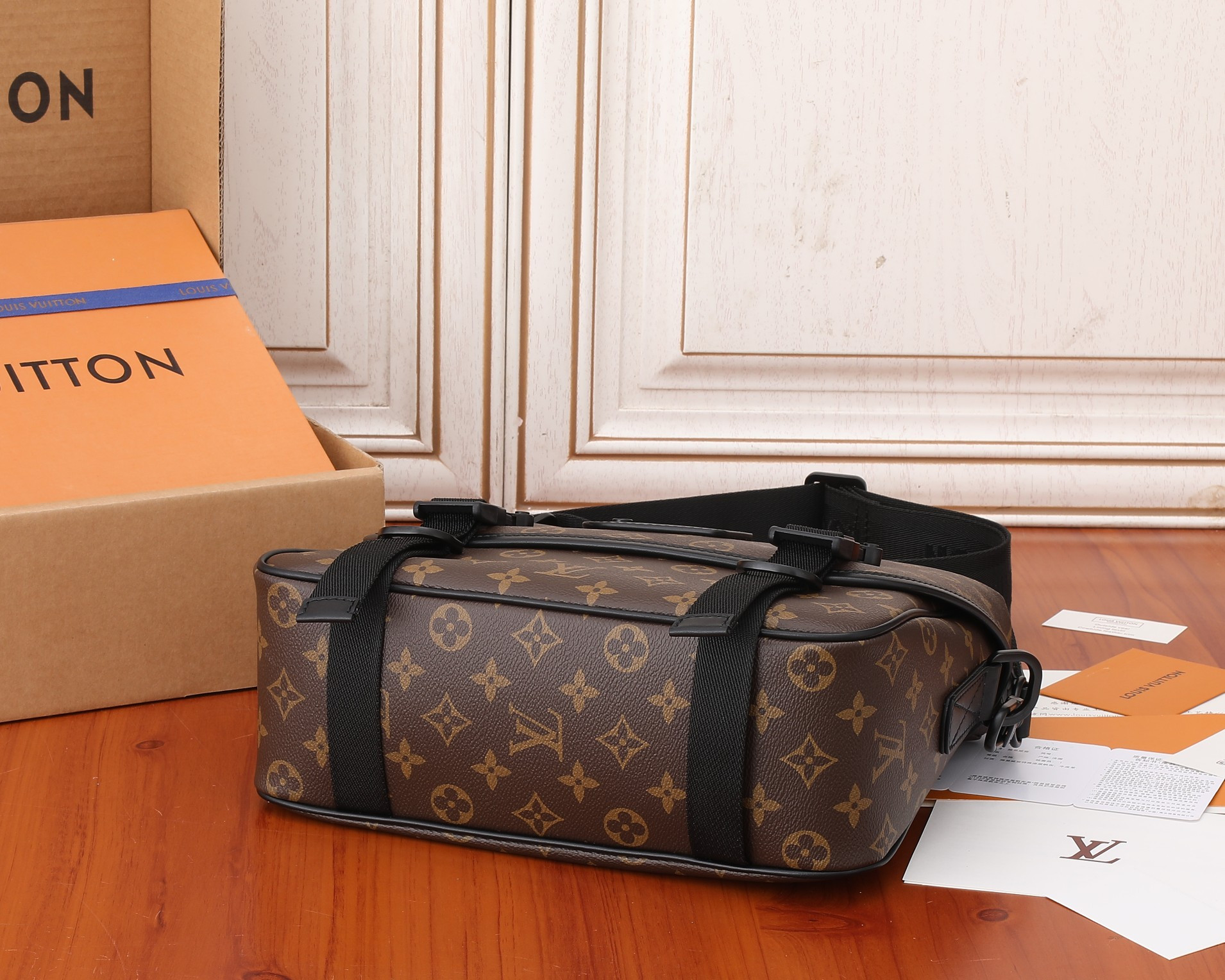 LV M46972 Trail Messenger 31 x 22 x11CM