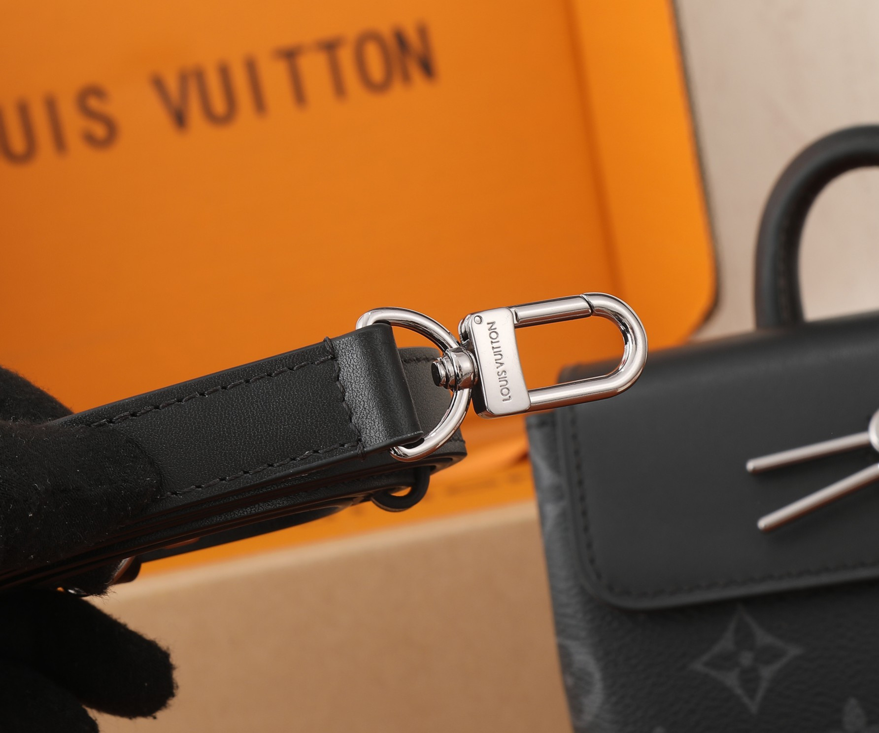 LV Nano Steamer M82774  5.9 x 7.1 x 2.8 in