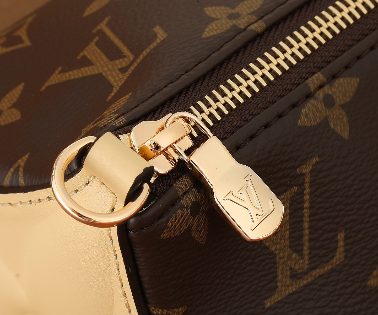 LV Bloom Pouch M11672 22.5x13x13CM