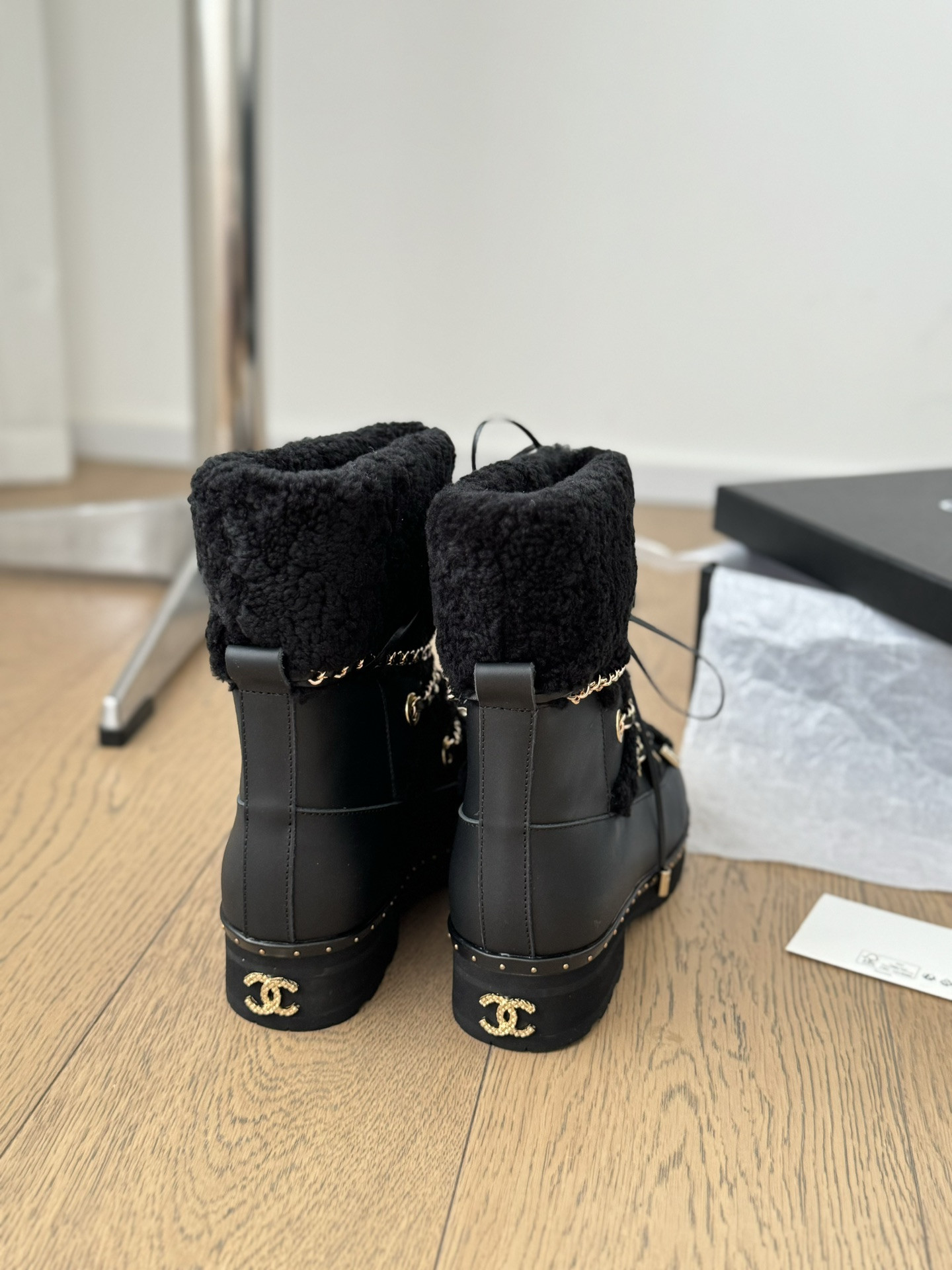 ua Ch*el snow boots