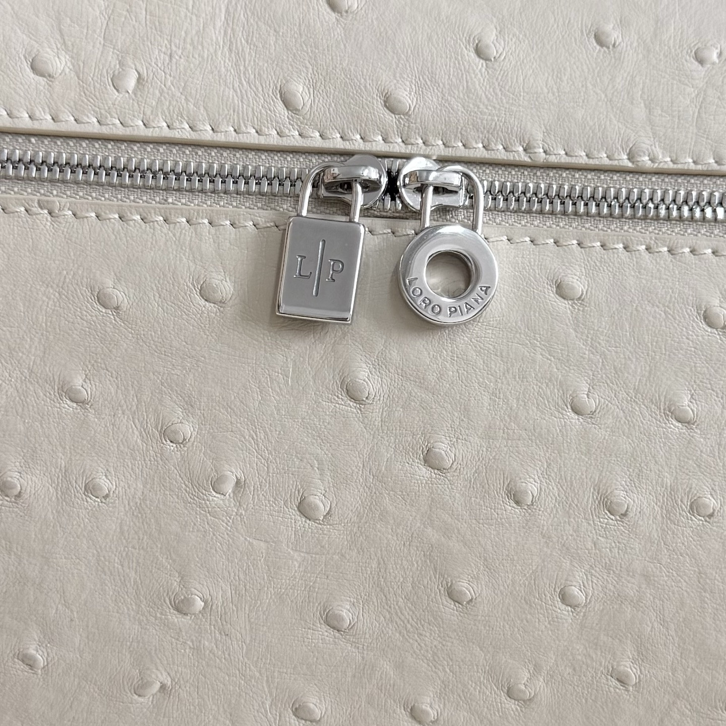 L**o p*ana extra pocket l27 ostrich-grained leather 16x27x10cm